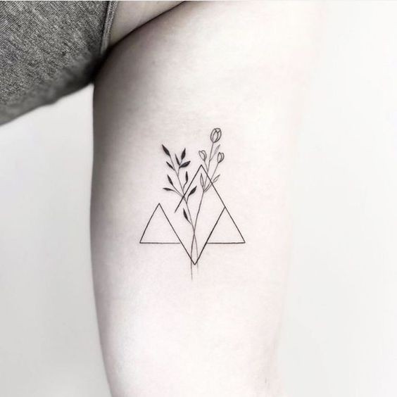 20 tatouages triangle femme super inspirants 15