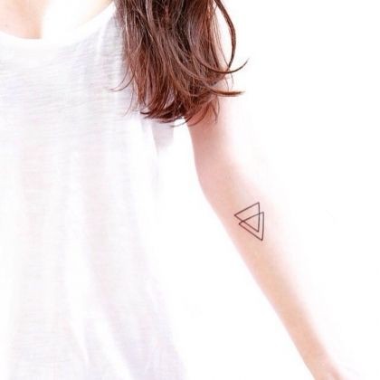 20 tatouages triangle femme super inspirants 16