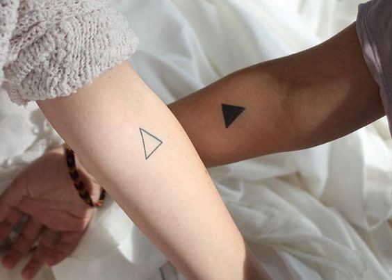20 tatouages triangle femme super inspirants 17