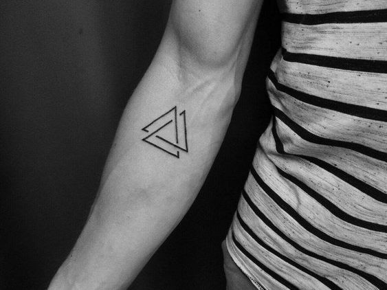 20 tatouages triangle femme super inspirants 18