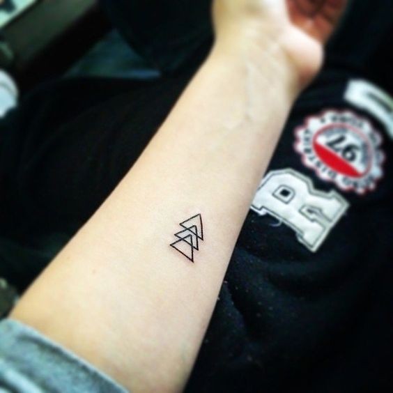20 tatouages triangle femme super inspirants 19