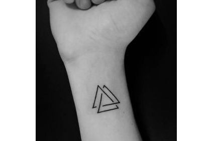 20 tatouages triangle femme super inspirants 4