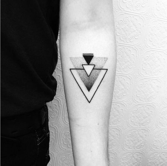 20 tatouages triangle femme super inspirants 5