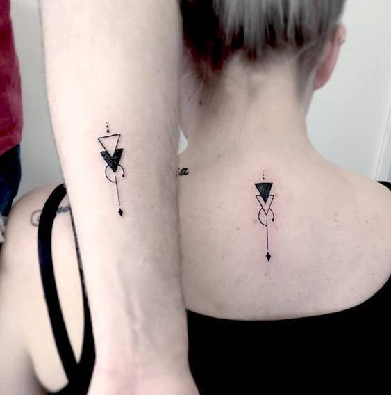 20 tatouages triangle femme super inspirants 6