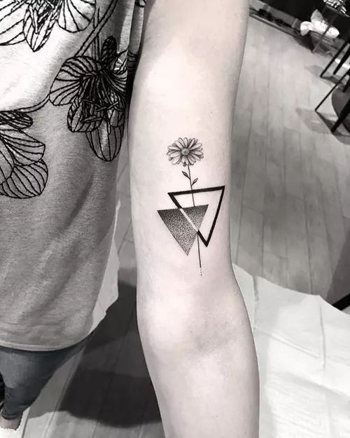 20 tatouages triangle femme super inspirants 7