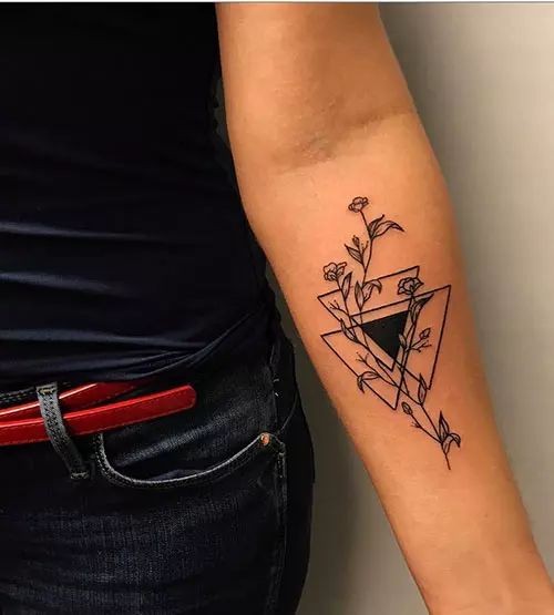 20 tatouages triangle femme super inspirants 8