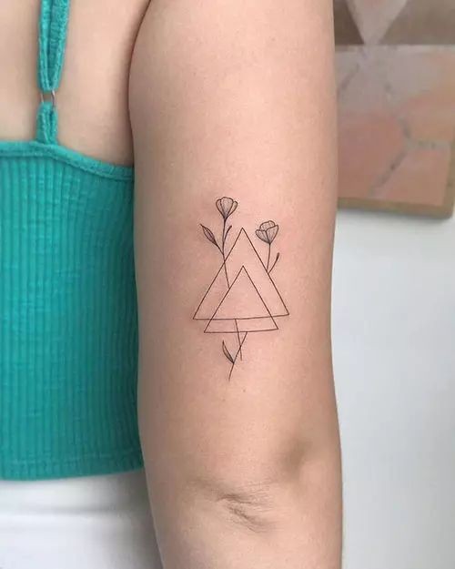 20 tatouages triangle femme super inspirants 9