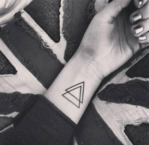 20 tatouages triangle femme super inspirants 1