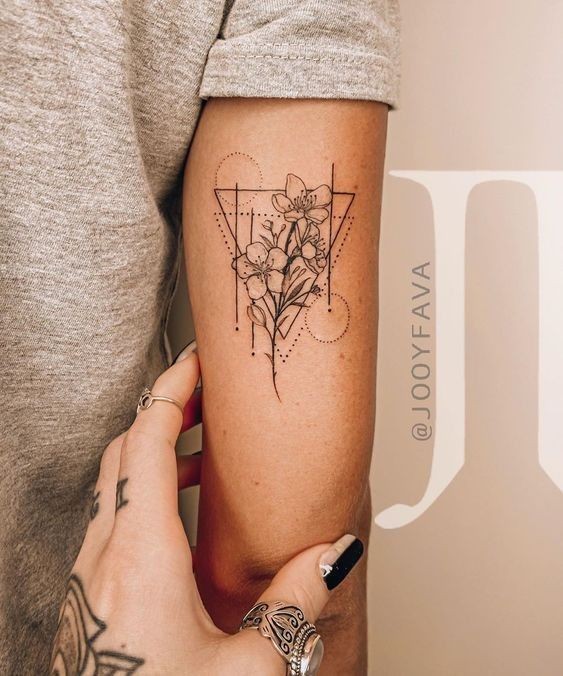 57 idées uniques de tatouage d'avant-bras pour les femmes 12