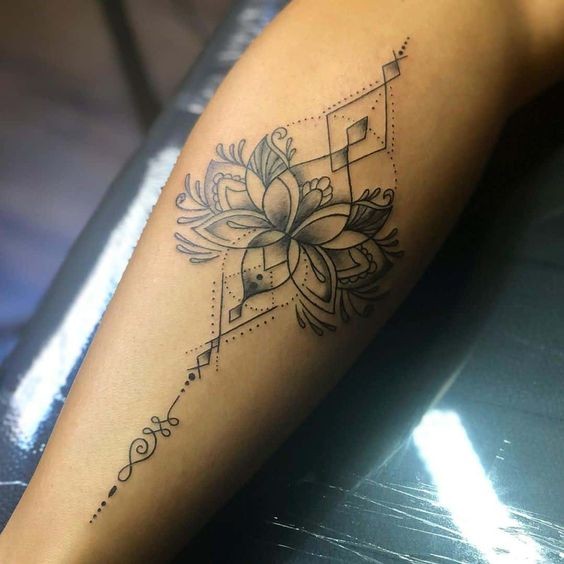 57 idées uniques de tatouage d'avant-bras pour les femmes 34