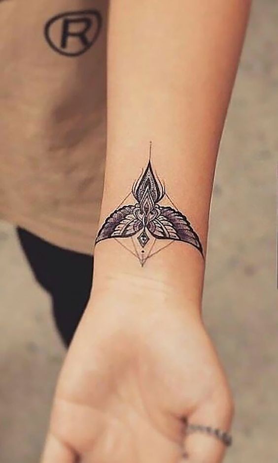 57 idées uniques de tatouage d'avant-bras pour les femmes 37