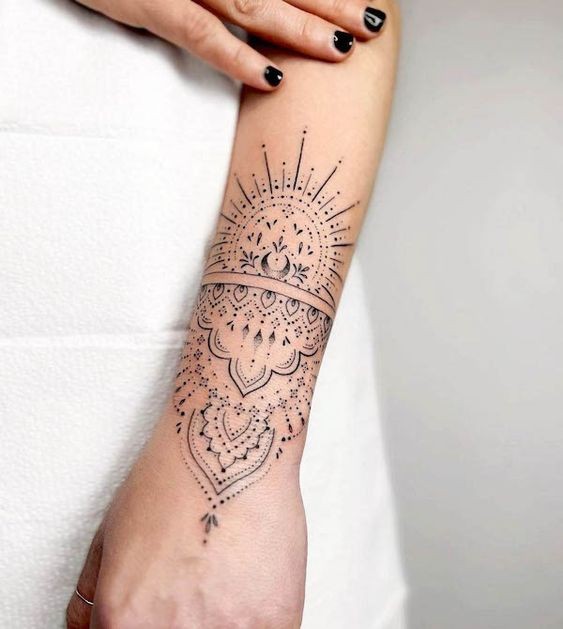 57 idées uniques de tatouage d'avant-bras pour les femmes 48