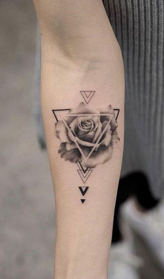57 idées uniques de tatouage d'avant-bras pour les femmes 50