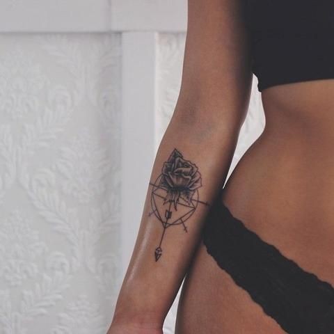 57 idées uniques de tatouage d'avant-bras pour les femmes 56