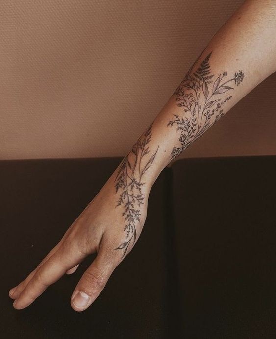 57 idées uniques de tatouage d'avant-bras pour les femmes 21