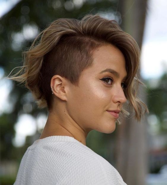 Les 70 coiffures Undercut pour femmes les plus cool à essayer en 2023 26