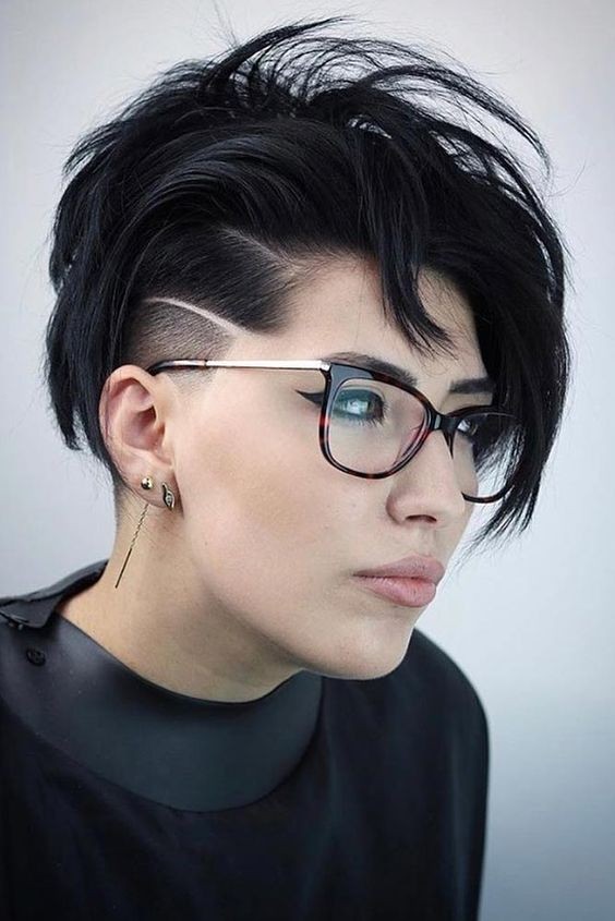 Les 70 coiffures Undercut pour femmes les plus cool à essayer en 2023 34