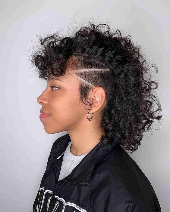 Les 70 coiffures Undercut pour femmes les plus cool à essayer en 2023 44