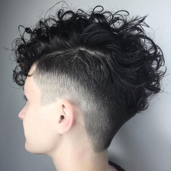 Les 70 coiffures Undercut pour femmes les plus cool à essayer en 2023 45