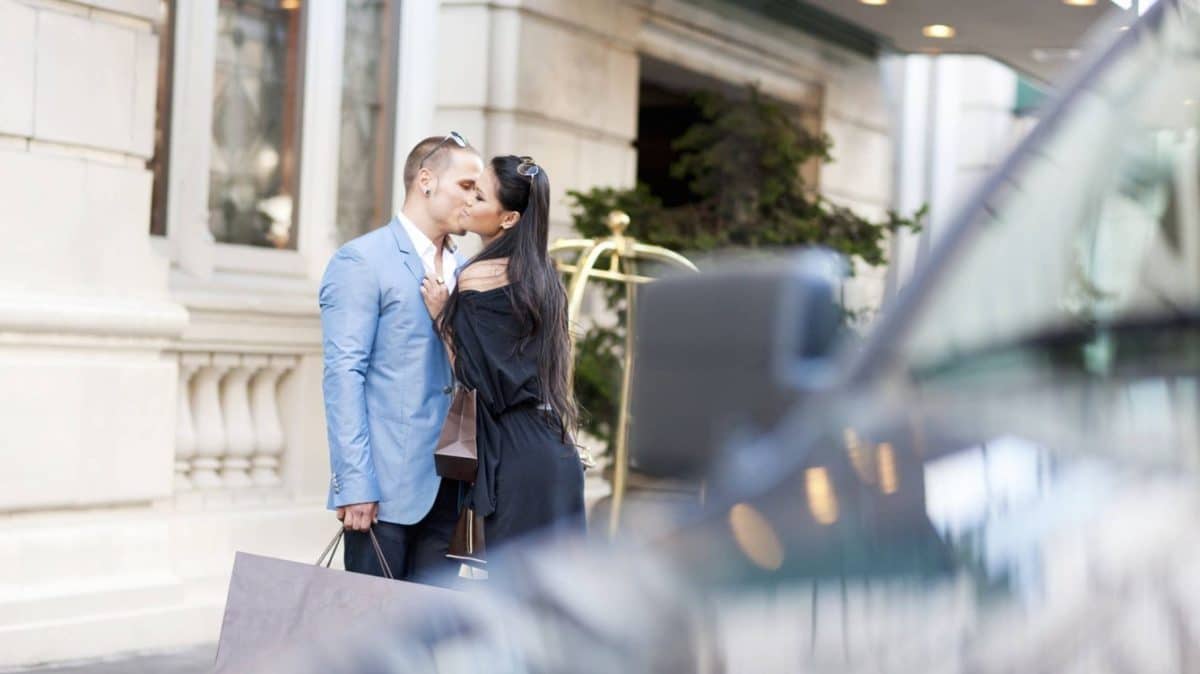 Homme marié qui prend ses distances avec sa maîtresse