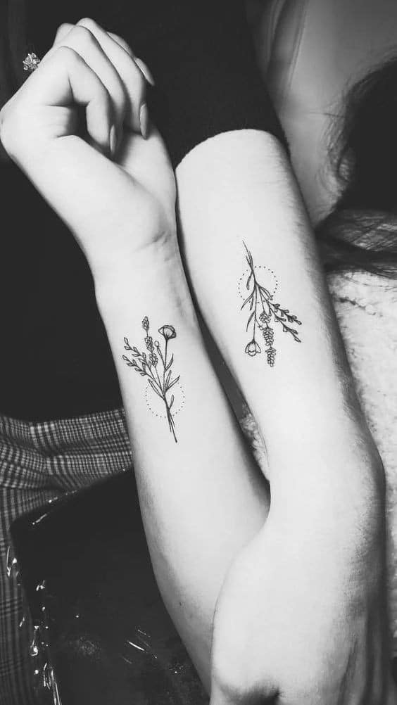 25 tatouages ?fleurs meilleure amie pour créer des liens 3