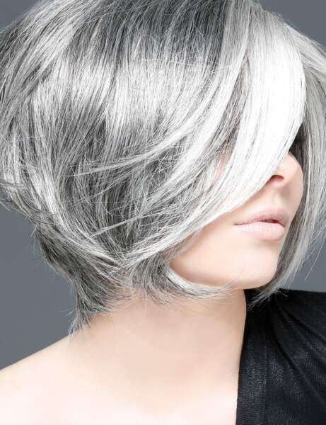 Mèches de Couleur sur Cheveux Blancs : Nos 14 Modèles Tendances en 2023 10