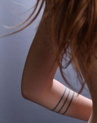 22 Tatouages minimalistes bras pour femme 15
