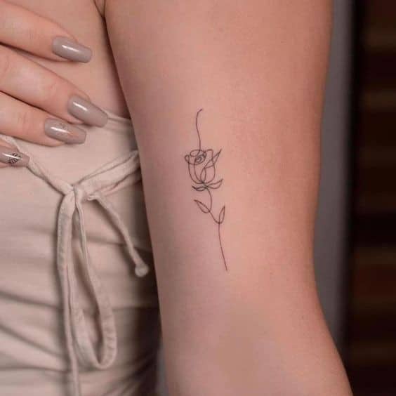 22 Tatouages minimalistes bras pour femme 6