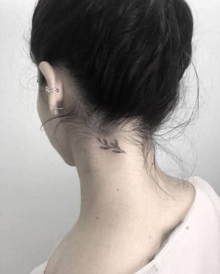 17 Styles de tatouages nuque femme & leurs significations 15