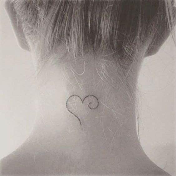 17 Styles de tatouages nuque femme & leurs significations 16