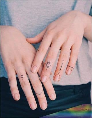 22 Top idées de tatouages main pour femme en 2023 18