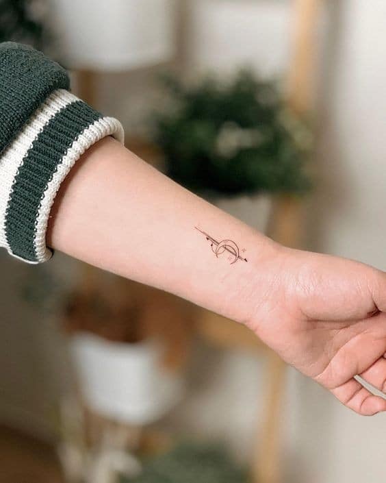 22 Top idées de tatouages main pour femme en 2023 21