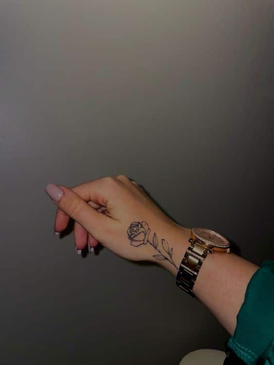 22 Top idées de tatouages main pour femme en 2023 22