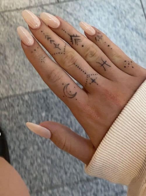 22 Top idées de tatouages main pour femme en 2023 11