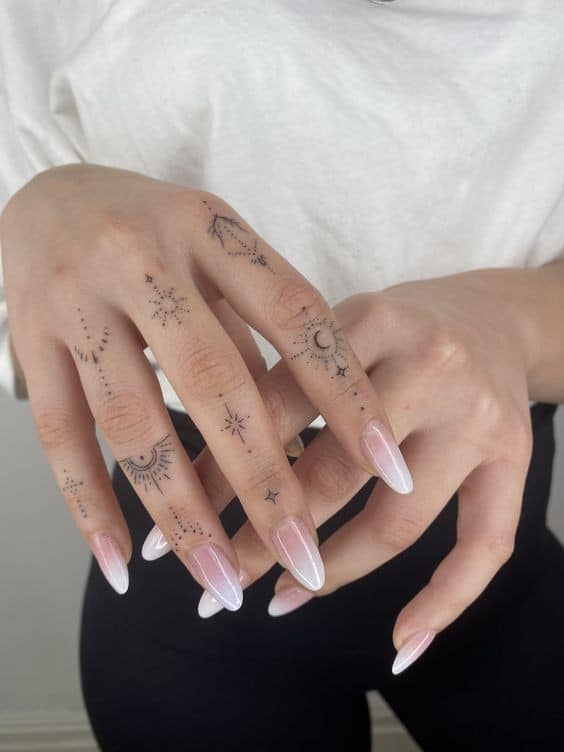 22 Top idées de tatouages main pour femme en 2023 12