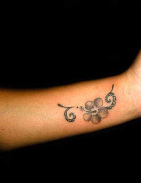 22 Top idées de tatouages polynésiens pour femme 16