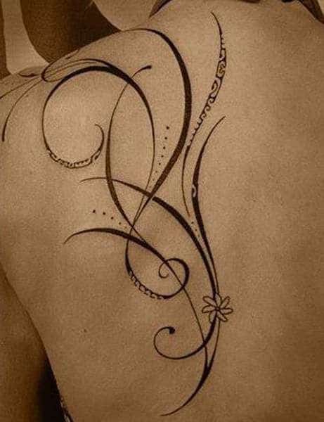 22 Top idées de tatouages polynésiens pour femme 7
