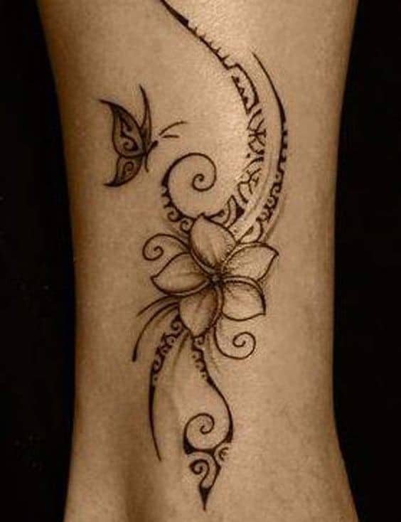 22 Top idées de tatouages polynésiens pour femme 1