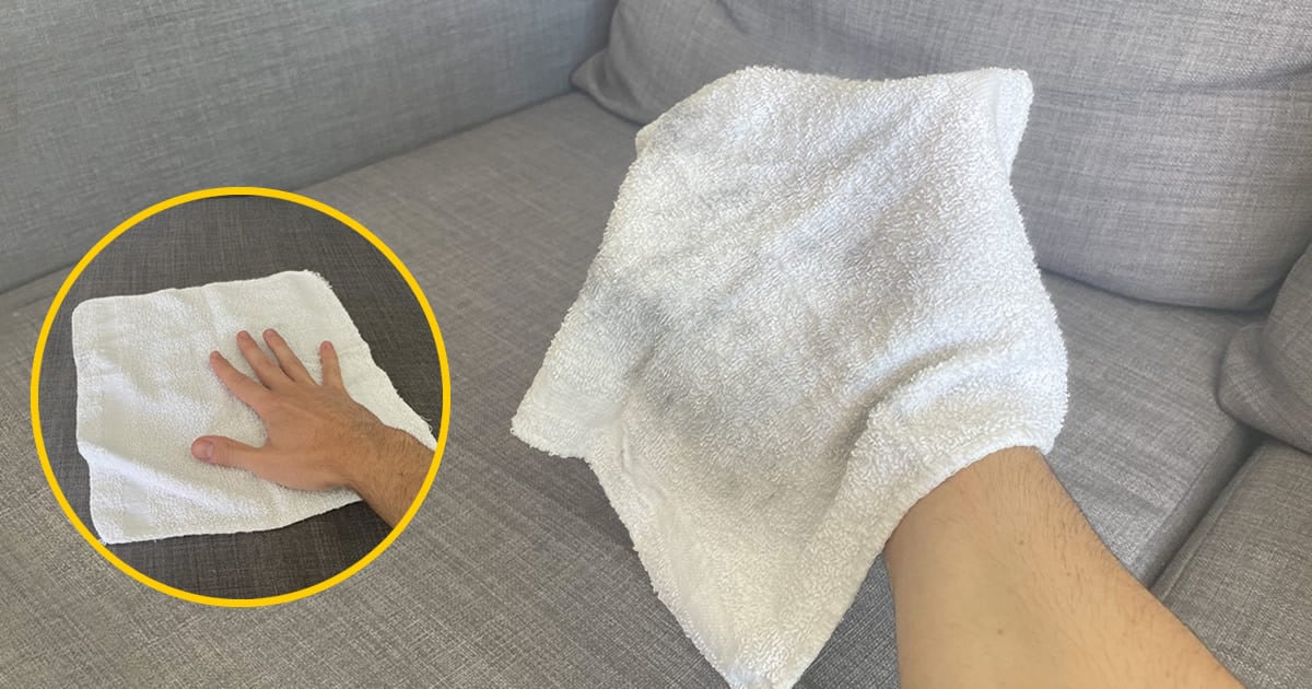 Nettoyer un canapé avec la méthode de la serviette pour éliminer la poussière et les taches 1