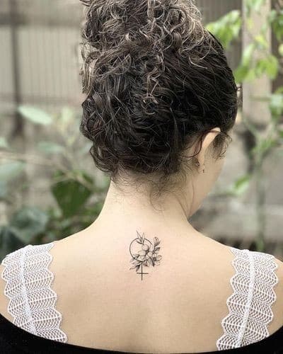 17 Styles de tatouages nuque femme & leurs significations 1