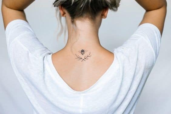 17 Styles de tatouages nuque femme & leurs significations 2