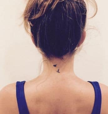 17 Styles de tatouages nuque femme & leurs significations 3