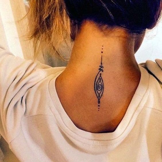17 Styles de tatouages nuque femme & leurs significations 6