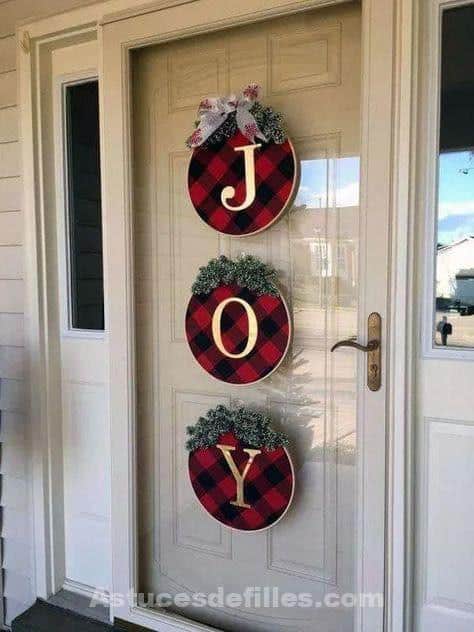 10 jolies idées pour décorer votre porte à Noël 6
