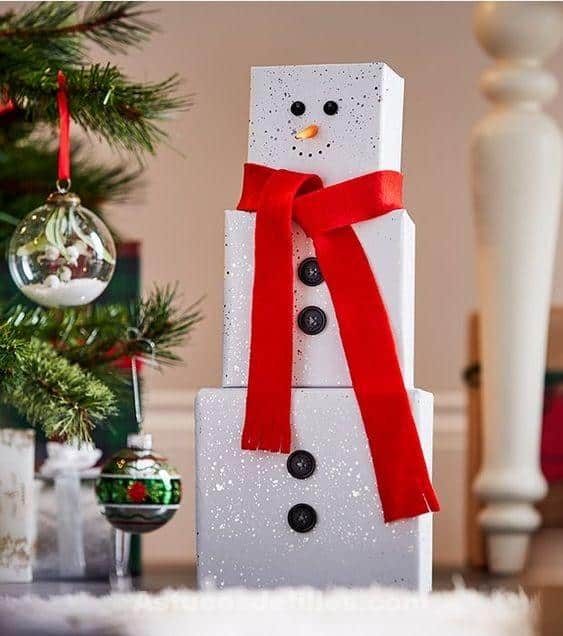 13 Bonhommes de neige à fabriquer en empilant des boîtes cadeaux. 4