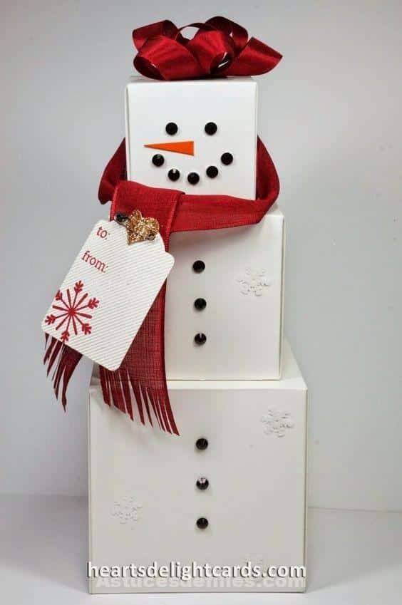 13 Bonhommes de neige à fabriquer en empilant des boîtes cadeaux. 5