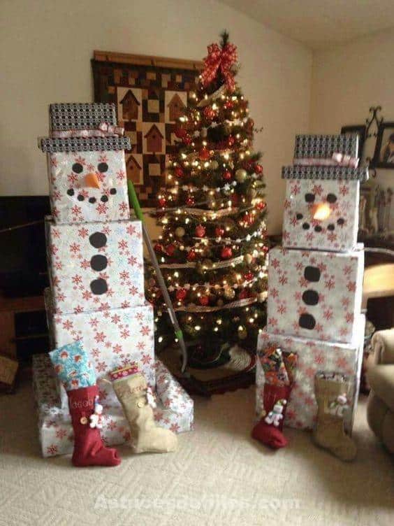 13 Bonhommes de neige à fabriquer en empilant des boîtes cadeaux. 9