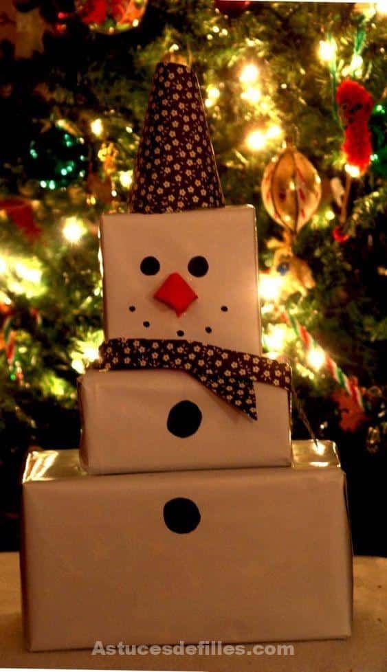 13 Bonhommes de neige à fabriquer en empilant des boîtes cadeaux. 11