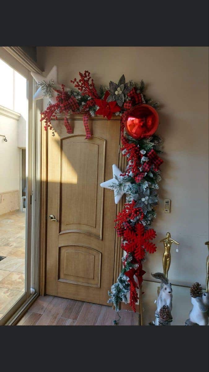 18 jolies idées pour décorer vos portes et fenêtres à Noël 22