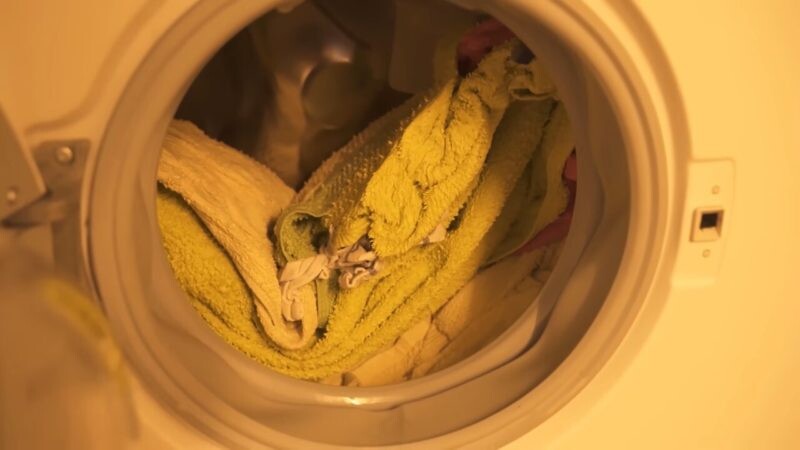 Si votre linge ou vos serviettes sentent désagréable après le lavage, utilisez une astuce simple 2